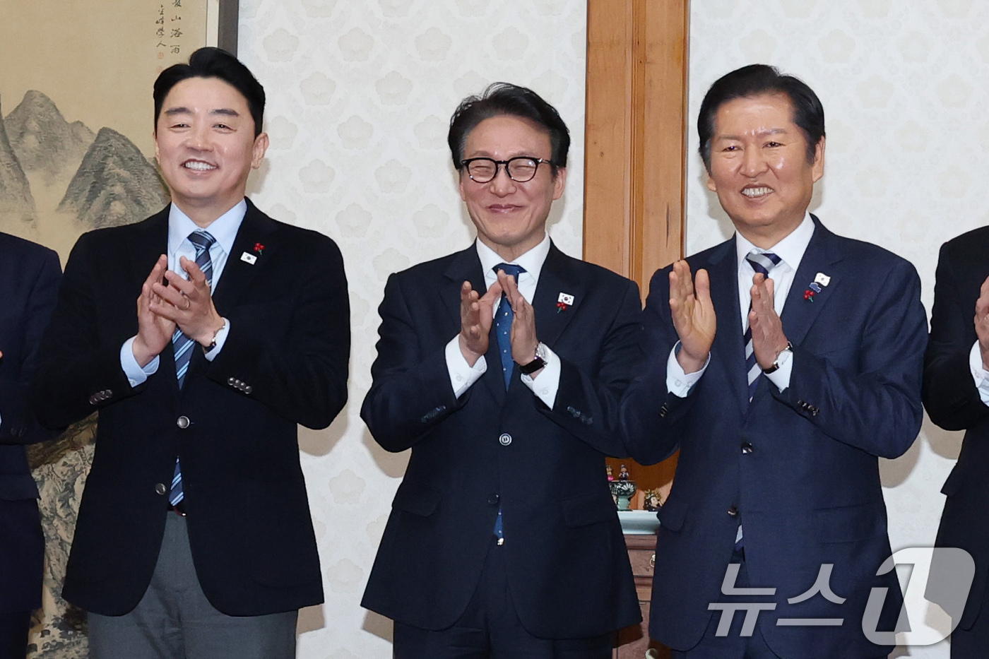 (서울=뉴스1) 장수영 기자 = 김민석 국무총리(가운데)와 정청래 더불어민주당 대표(오른쪽), 강훈식 대통령실 비서실장이 21일 서울 종로구 국무총리공관에서 열린 제5차 고위당정협 …