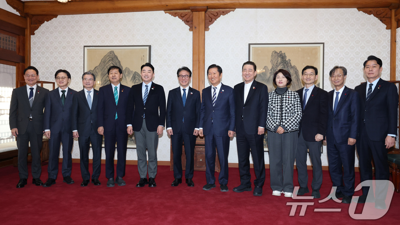 (서울=뉴스1) 장수영 기자 = 김민석 국무총리와 정청래 더불어민주당 대표, 강훈식 대통령실 비서실장이 21일 서울 종로구 국무총리공관에서 열린 제5차 고위당정협의회에 앞서 참석자 …