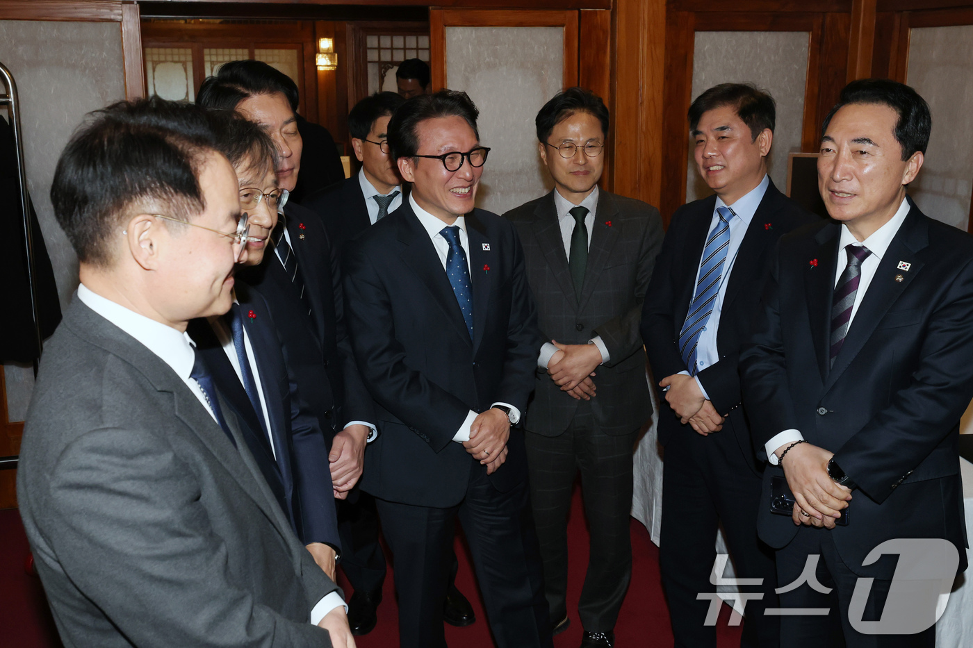 (서울=뉴스1) 장수영 기자 = 김민석 국무총리가 21일 서울 종로구 국무총리공관에서 열린 제5차 고위당정협의회에 앞서 참석자들과 대화를 나누고 있다. (공동취재) 2025.12. …