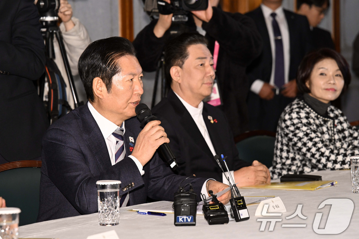 (서울=뉴스1) 장수영 기자 = 정청래 더불어민주당 대표가 21일 서울 종로구 국무총리공관에서 열린 제5차 고위당정협의회에서 발언하고 있다. (공동취재) 2025.12.21/뉴스1 …