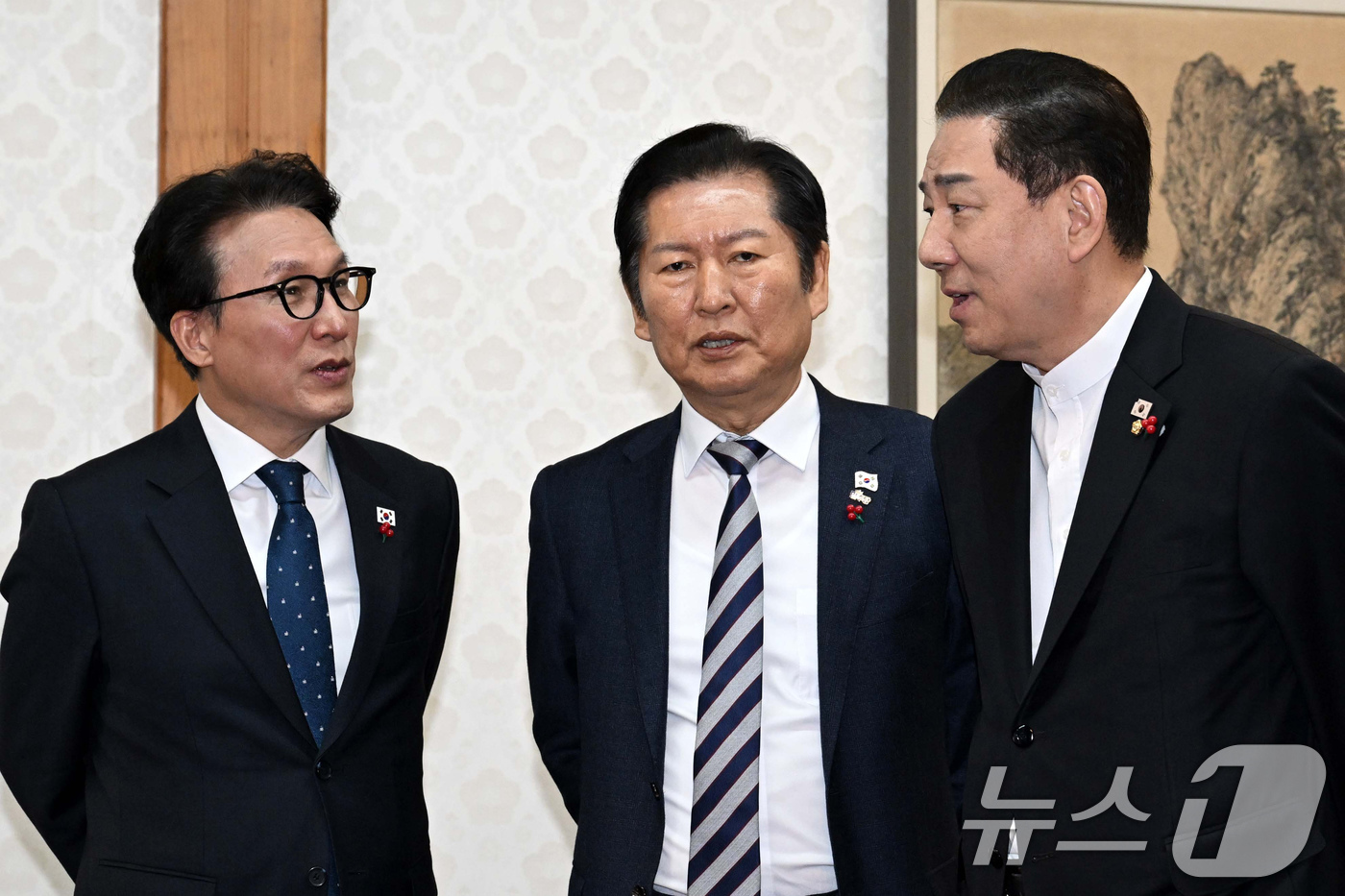 (서울=뉴스1) 장수영 기자 = 김민석 국무총리(왼쪽부터)와 정청래 더불어민주당 대표, 김병기 더불어민주당 원내대표가 21일 서울 종로구 국무총리공관에서 열린 제5차 고위당정협의회 …