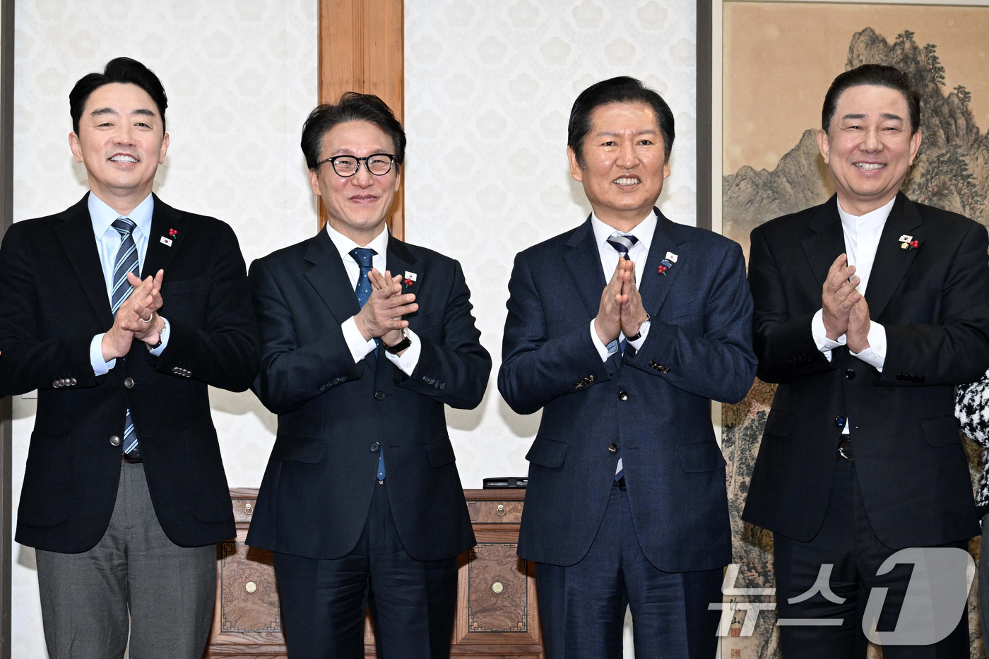 (서울=뉴스1) 장수영 기자 = 김민석 국무총리와 정청래 더불어민주당 대표, 김병기 민주당 원내대표, 강훈식 대통령실 비서실장이 21일 서울 종로구 국무총리공관에서 열린 제5차 고 …