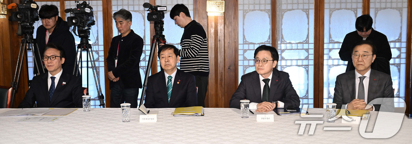 (서울=뉴스1) 장수영 기자 = 김민석 국무총리(왼쪽부터)와 구윤철 경제부총리 겸 기획재정부 장관, 김정관 산업통상부 장관, 김윤덕 국토교통부 장관이 21일 서울 종로구 국무총리공 …