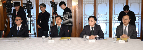 여당 대표 발언 경청하는 총리와 장관들