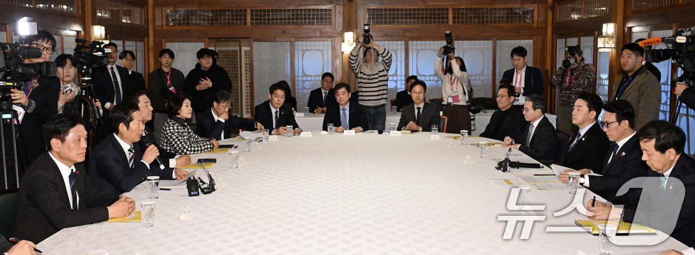 (서울=뉴스1) 장수영 기자 = 정청래 더불어민주당 대표가 21일 서울 종로구 국무총리공관에서 열린 제5차 고위당정협의회에서 발언하고 있다. (공동취재) 2025.12.21/뉴스1 …