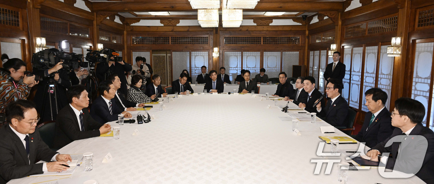 (서울=뉴스1) 장수영 기자 = 김민석 국무총리가 21일 서울 종로구 국무총리공관에서 열린 제5차 고위당정협의회에서 발언하고 있다. (공동취재) 2025.12.21/뉴스1