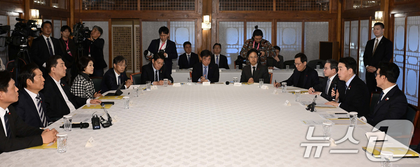 (서울=뉴스1) 장수영 기자 = 강훈식 대통령 비서실장이 21일 서울 종로구 국무총리공관에서 열린 제5차 고위당정협의회에서 발언하고 있다. (공동취재) 2025.12.21/뉴스1