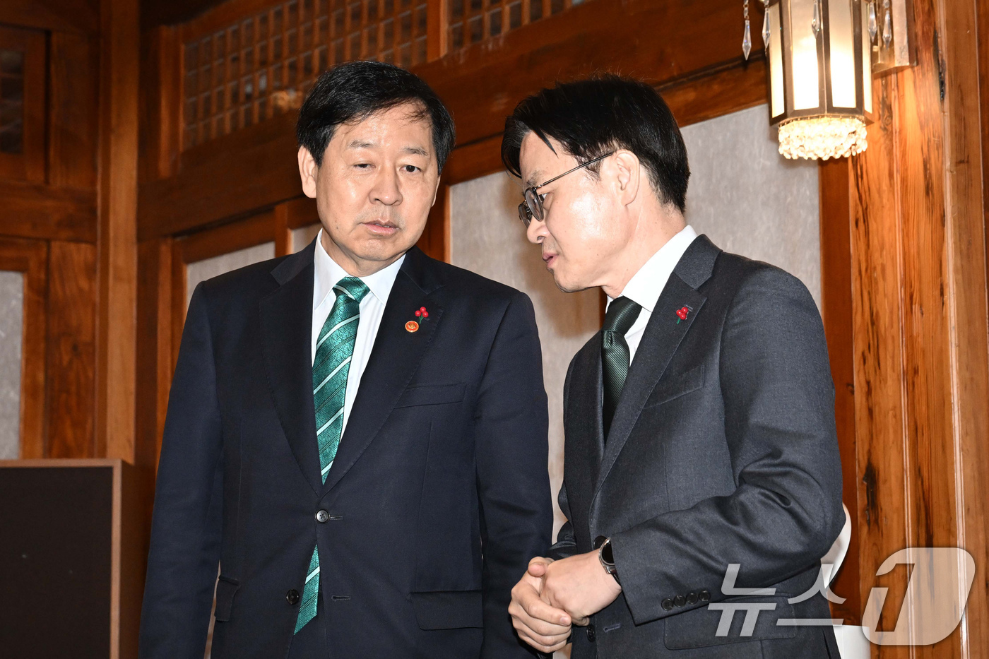 (서울=뉴스1) 장수영 기자 = 구윤철 경제부총리 겸 기획재정부 장관과 김정관 산업통상부 장관이 21일 서울 종로구 국무총리공관에서 열린 제5차 고위당정협의회에 앞서 대화를 나누고 …