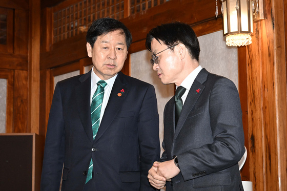 대화 나누는 구윤철-김정관