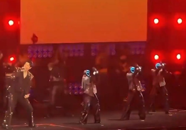 "사람인 줄" 백댄서 中로봇의 현란한 춤사위…머크스도 "인상적"