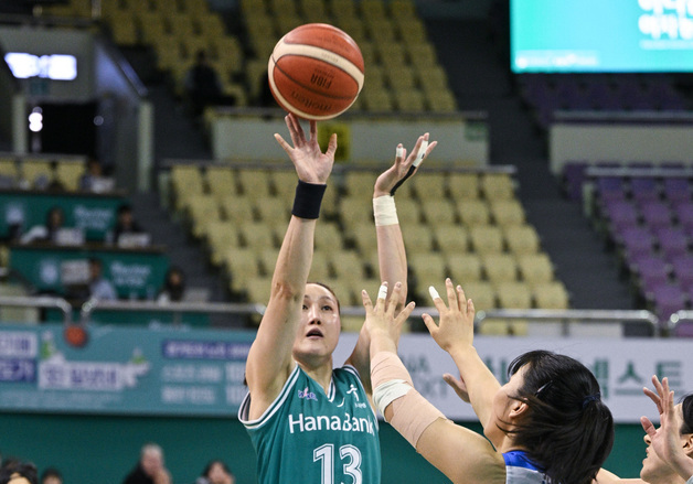 하나은행, 우리은행 5연승 저지…김정은 최다 601경기 출전新