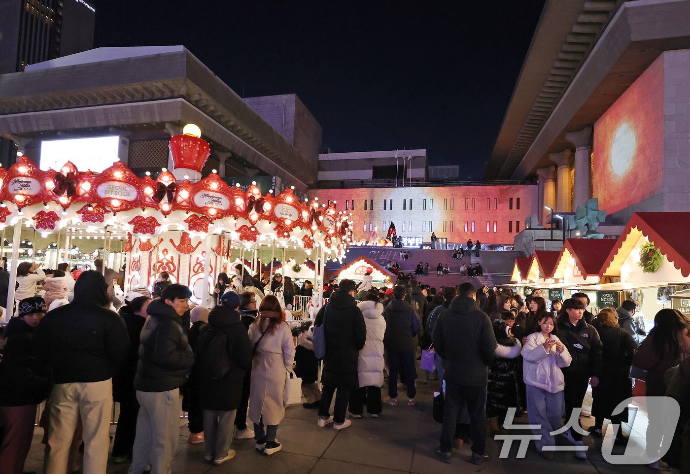 (서울=뉴스1) 장수영 기자 = 21일 오후 서울 종로구 세종문화회관 외벽에 미디어아트 서울 '아뜰리에 광화' 미디어파사드 전시가 펼쳐지고 있다.서울시는 '미디어아트 서울'의 전시 …