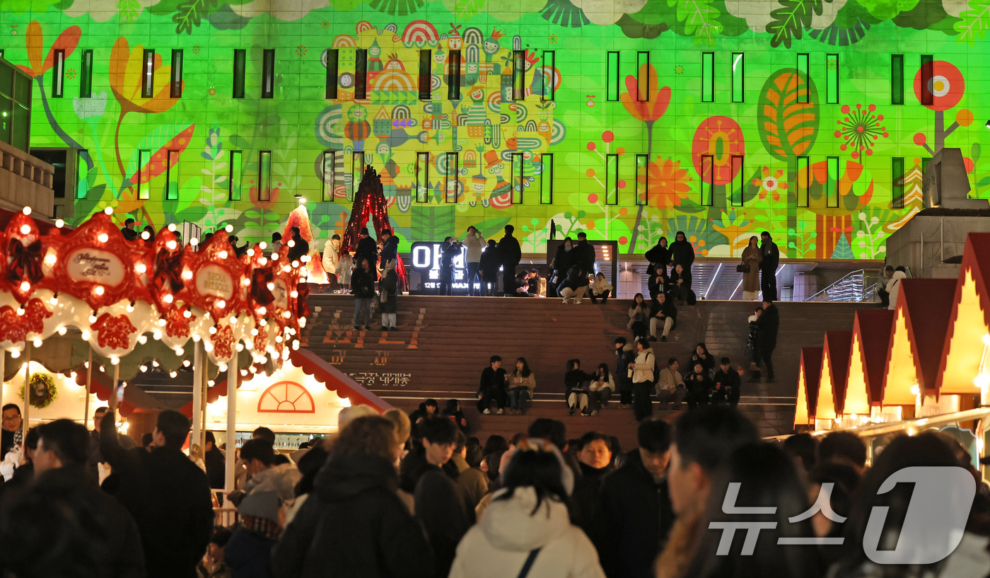 (서울=뉴스1) 장수영 기자 = 21일 오후 서울 종로구 세종문화회관 외벽에 미디어아트 서울 '아뜰리에 광화' 미디어파사드 전시가 펼쳐지고 있다.서울시는 '미디어아트 서울'의 전시 …