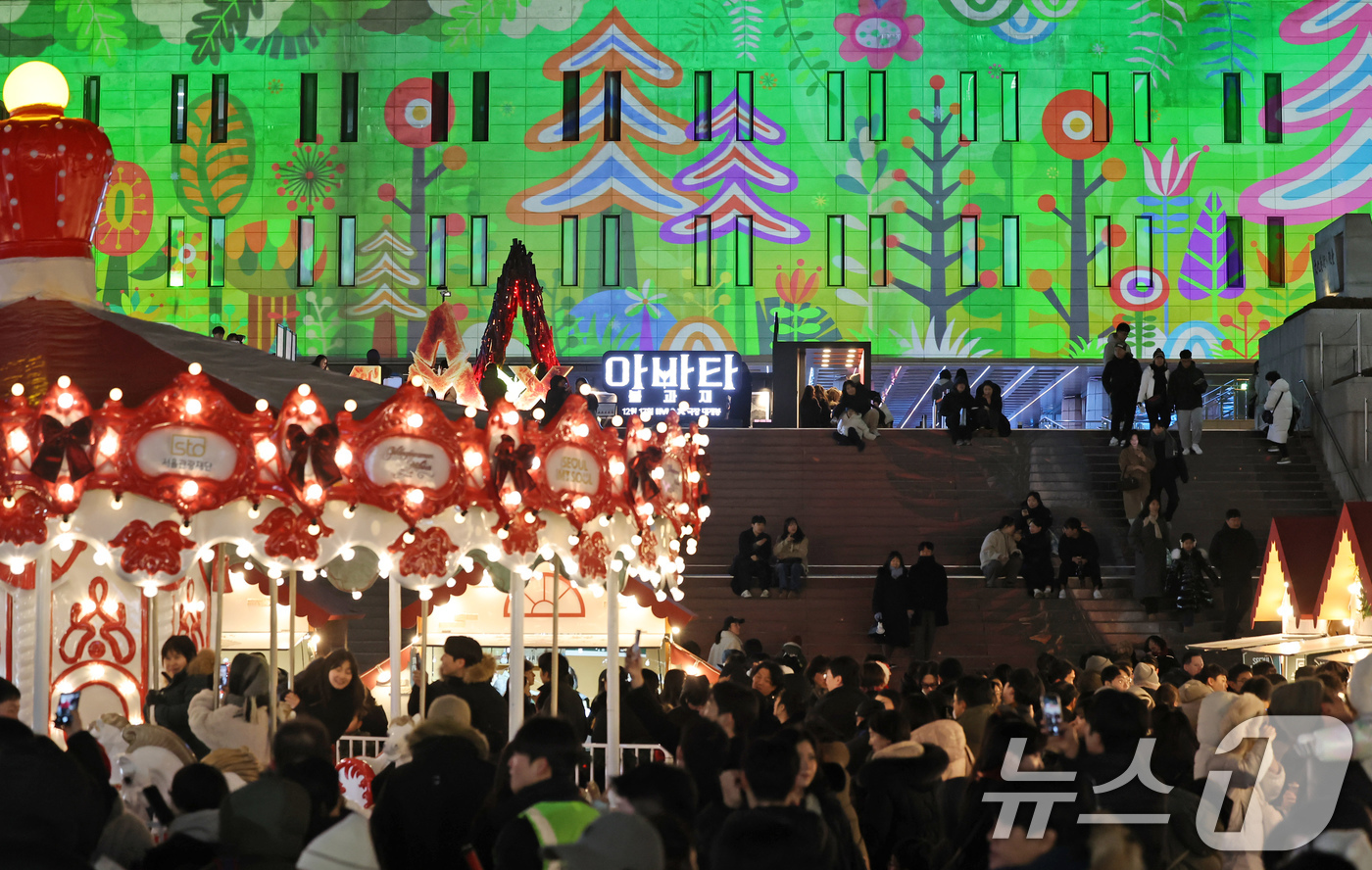 (서울=뉴스1) 장수영 기자 = 21일 오후 서울 종로구 세종문화회관 외벽에 미디어아트 서울 '아뜰리에 광화' 미디어파사드 전시가 펼쳐지고 있다.서울시는 '미디어아트 서울'의 전시 …