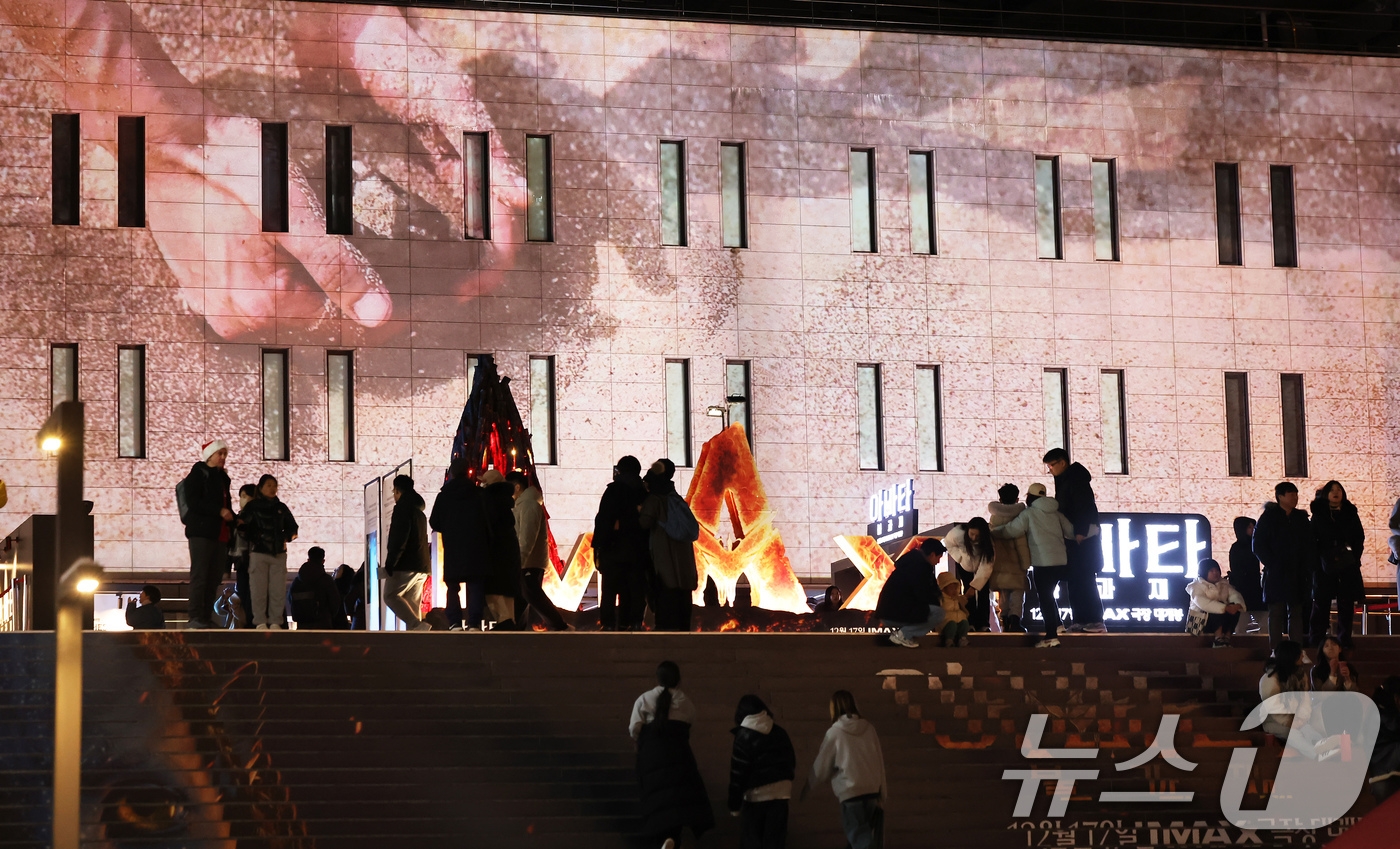 (서울=뉴스1) 장수영 기자 = 21일 오후 서울 종로구 세종문화회관 외벽에 미디어아트 서울 '아뜰리에 광화' 미디어파사드 전시가 펼쳐지고 있다.서울시는 '미디어아트 서울'의 전시 …