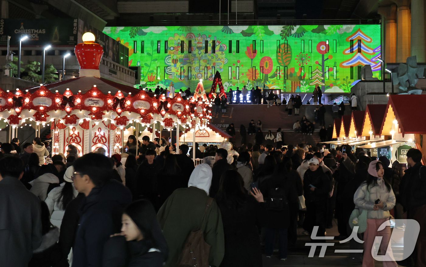 (서울=뉴스1) 장수영 기자 = 21일 오후 서울 종로구 세종문화회관 외벽에 미디어아트 서울 '아뜰리에 광화' 미디어파사드 전시가 펼쳐지고 있다.서울시는 '미디어아트 서울'의 전시 …
