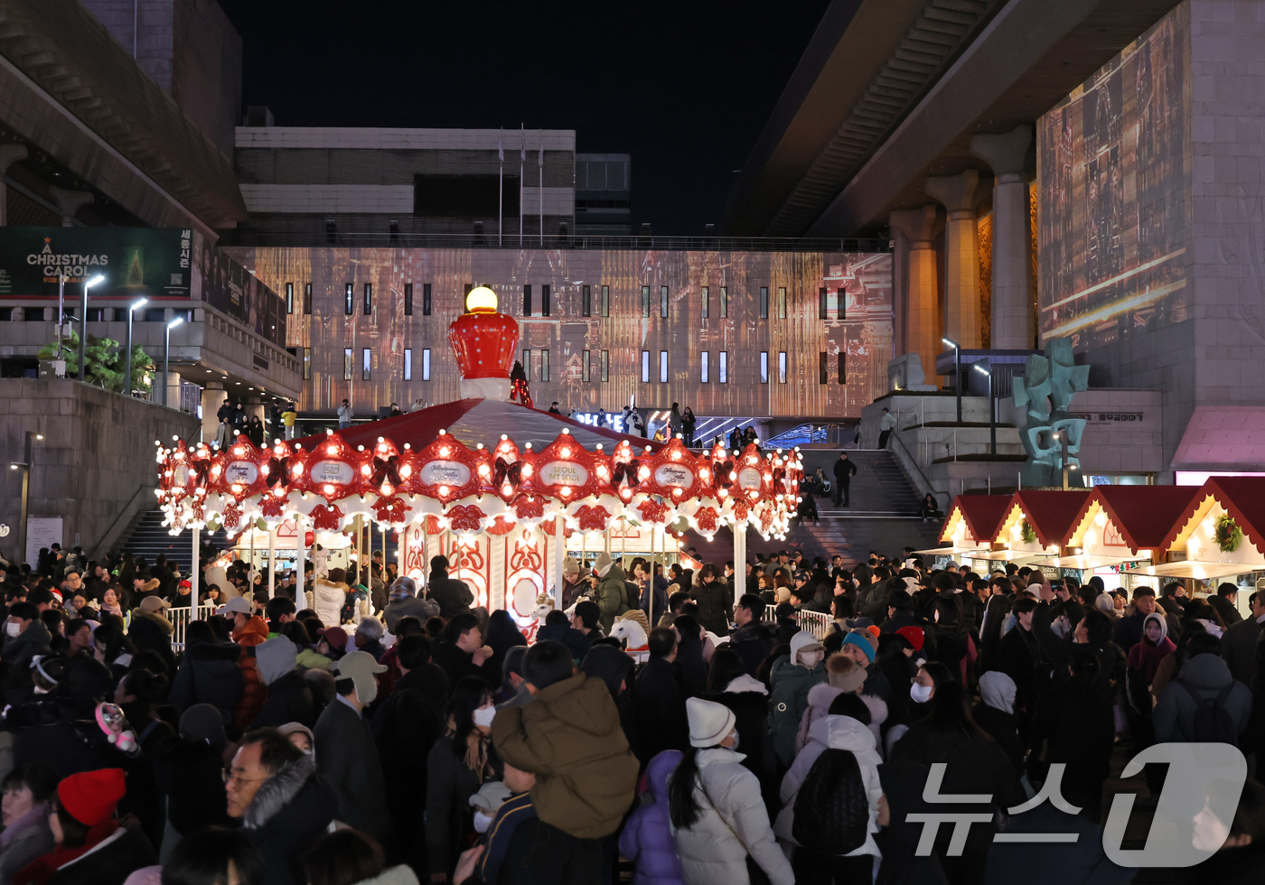 (서울=뉴스1) 장수영 기자 = 21일 오후 서울 종로구 세종문화회관 외벽에 미디어아트 서울 '아뜰리에 광화' 미디어파사드 전시가 펼쳐지고 있다.서울시는 '미디어아트 서울'의 전시 …