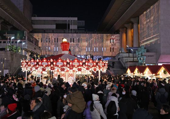성탄 분위기 속 미디어파사드 전시 펼쳐지는 세종문화회관