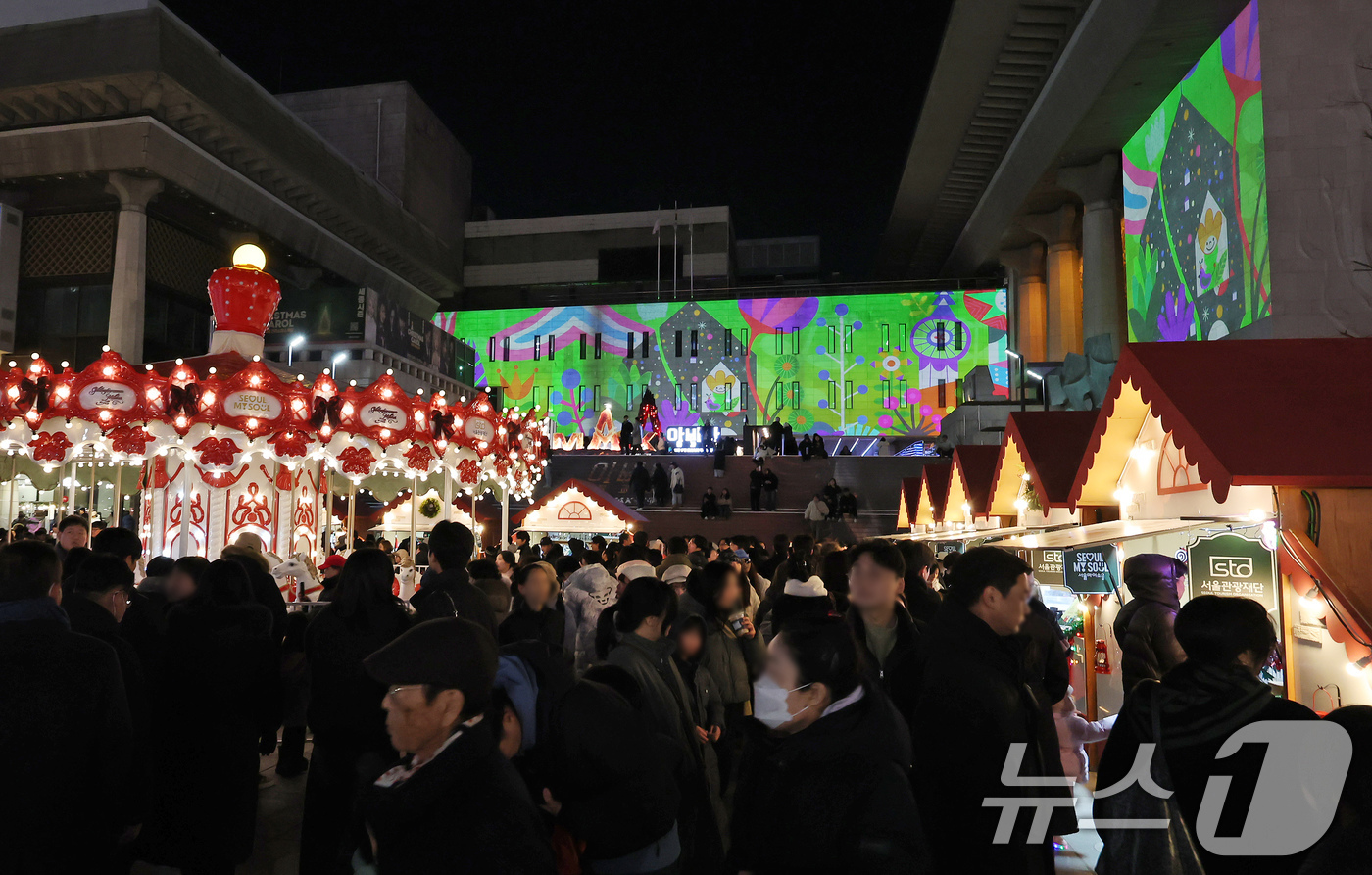 (서울=뉴스1) 장수영 기자 = 21일 오후 서울 종로구 세종문화회관 외벽에 미디어아트 서울 '아뜰리에 광화' 미디어파사드 전시가 펼쳐지고 있다.서울시는 '미디어아트 서울'의 전시 …
