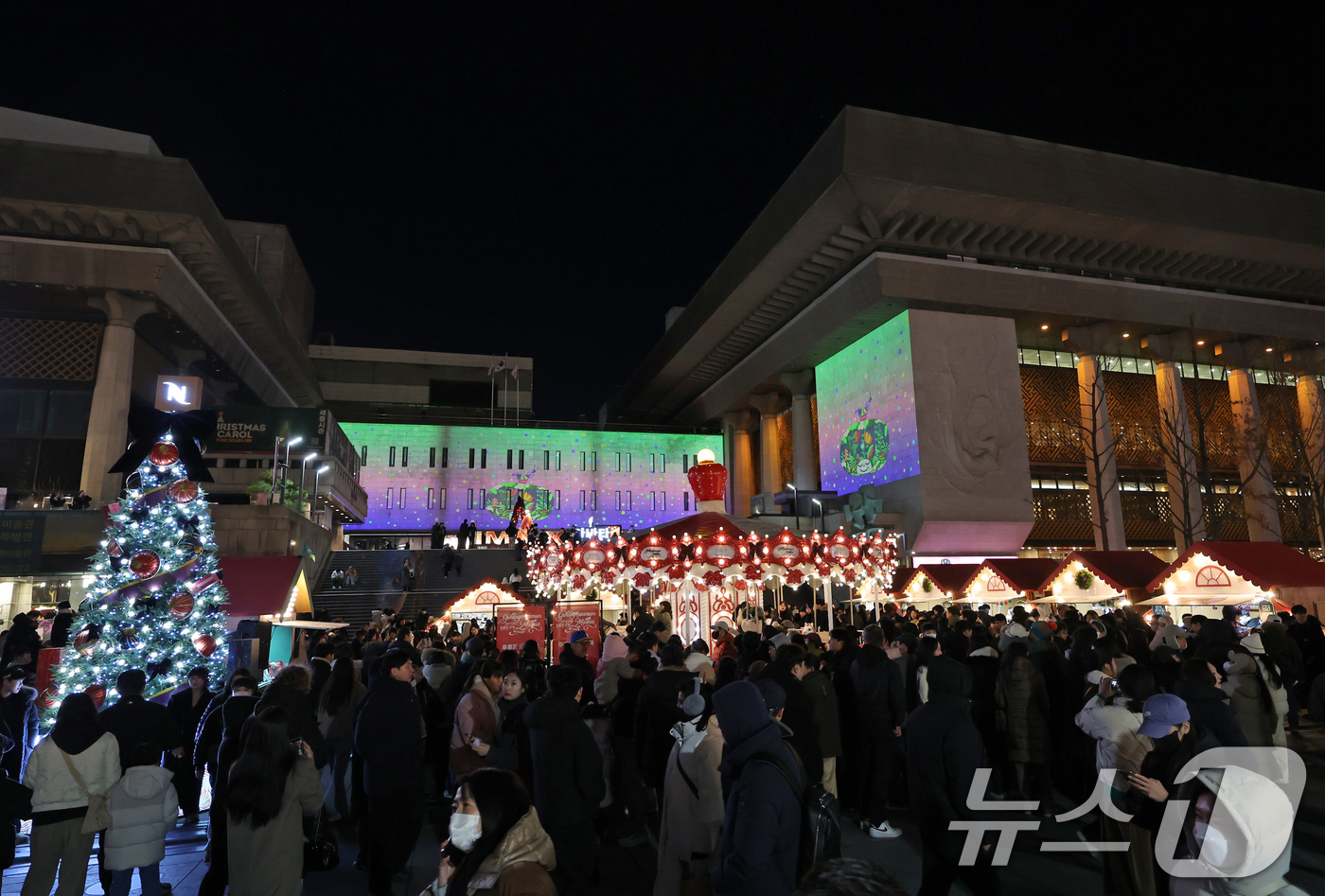 (서울=뉴스1) 장수영 기자 = 21일 오후 서울 종로구 세종문화회관 외벽에 미디어아트 서울 '아뜰리에 광화' 미디어파사드 전시가 펼쳐지고 있다.서울시는 '미디어아트 서울'의 전시 …