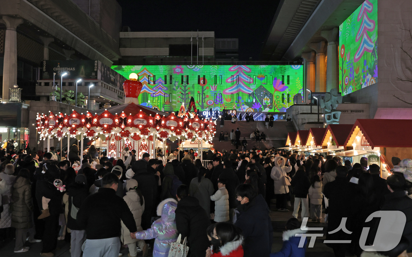 (서울=뉴스1) 장수영 기자 = 21일 오후 서울 종로구 세종문화회관 외벽에 미디어아트 서울 '아뜰리에 광화' 미디어파사드 전시가 펼쳐지고 있다.서울시는 '미디어아트 서울'의 전시 …