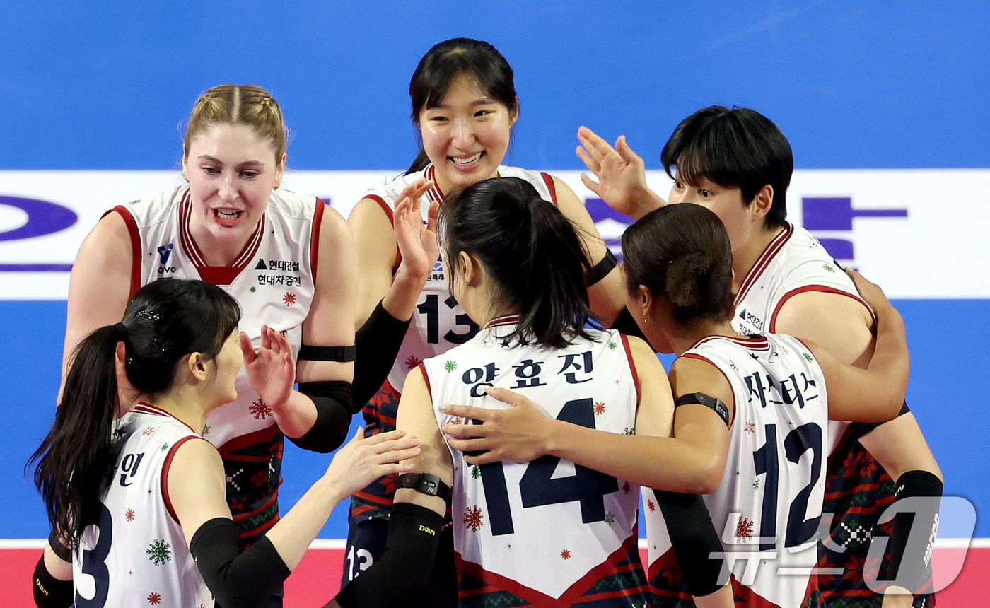 (서울=뉴스1) = 21일 화성실내체육관에서 열린 진에어 2025-26 V-리그 프로배구대회 현대건설과 기업은행의 경기에서 현대건설 선수들이 득점 성공 후 환호하고 있다. (현대건 …