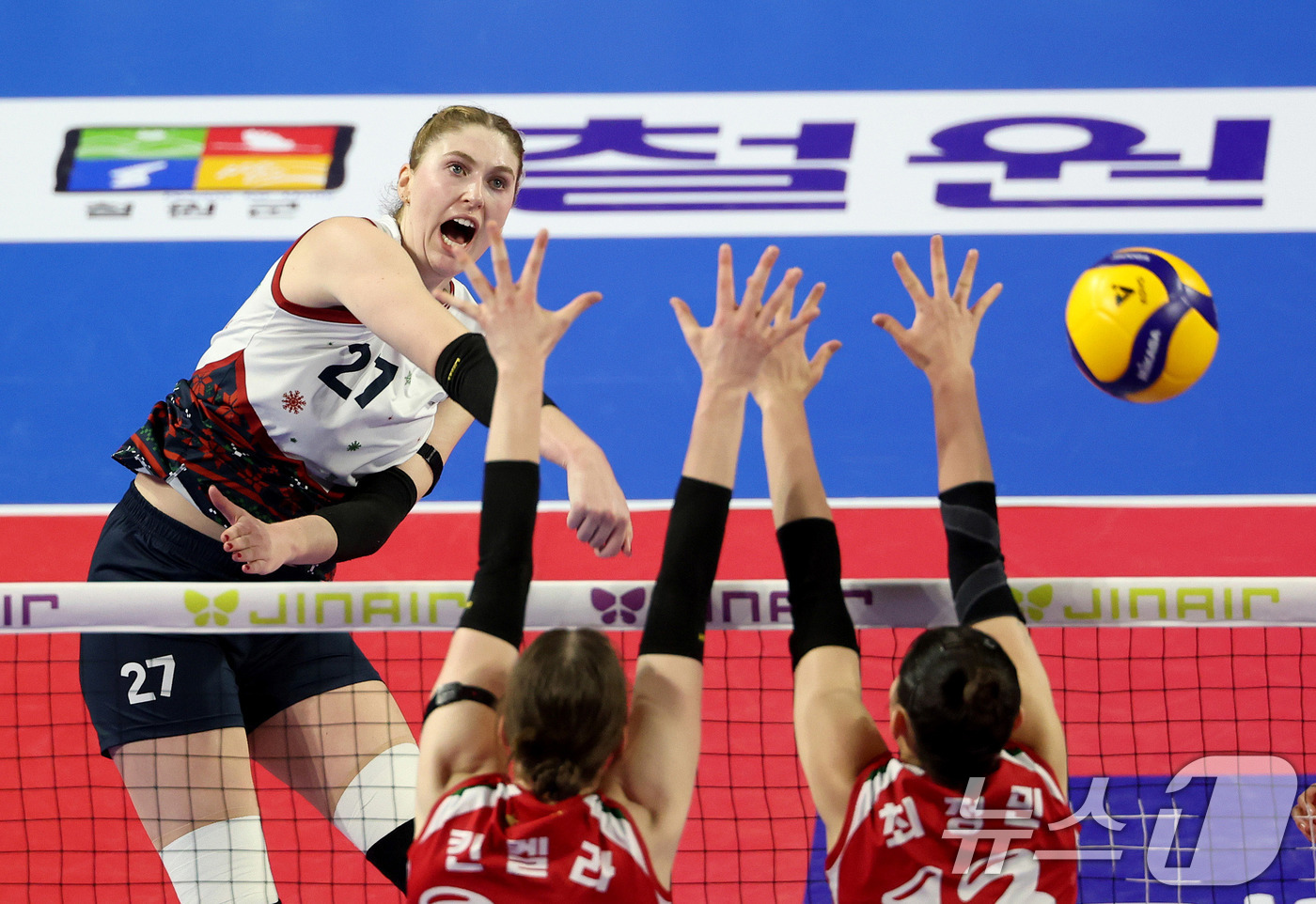 (서울=뉴스1) = 21일 화성실내체육관에서 열린 진에어 2025-26 V-리그 프로배구대회 현대건설과 기업은행의 경기에서 현대건설 카리가 공격을 시도하고 있다. (현대건설 배구단 …