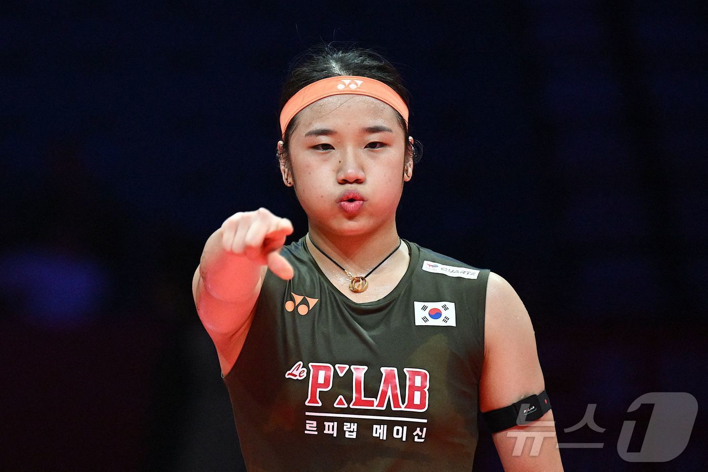 본문 이미지 - 안세영이 21일 열린 2025 세계배드민턴연맹(BWF) 월드투어 파이널 여자단식 결승에서 왕즈이(중국)를 2-1로 꺾고 우승을 차지했다. ⓒ AFP=뉴스1