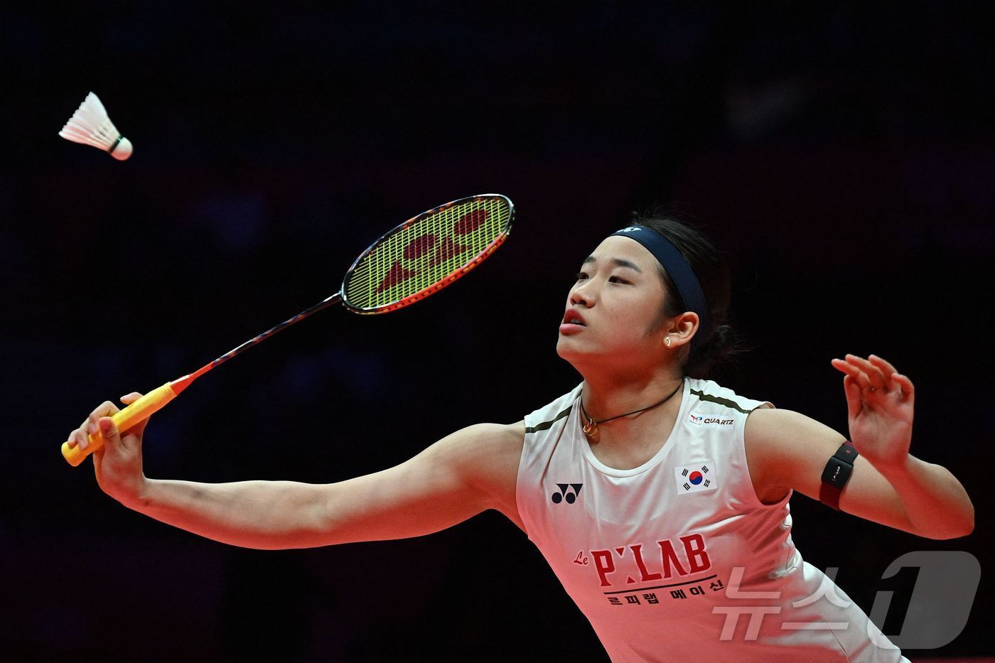 본문 이미지 - 21일 중국 항저우 올림픽스포츠센터 체육관에서 열린 BWF 배드민턴 월드 투어 파이널 여자단식 결승전에서 안세영이 중국의 왕즈이를 상대로 리턴샷을 날리고 있다. ⓒ AFP=뉴스1 ⓒ News1 박지혜 기자