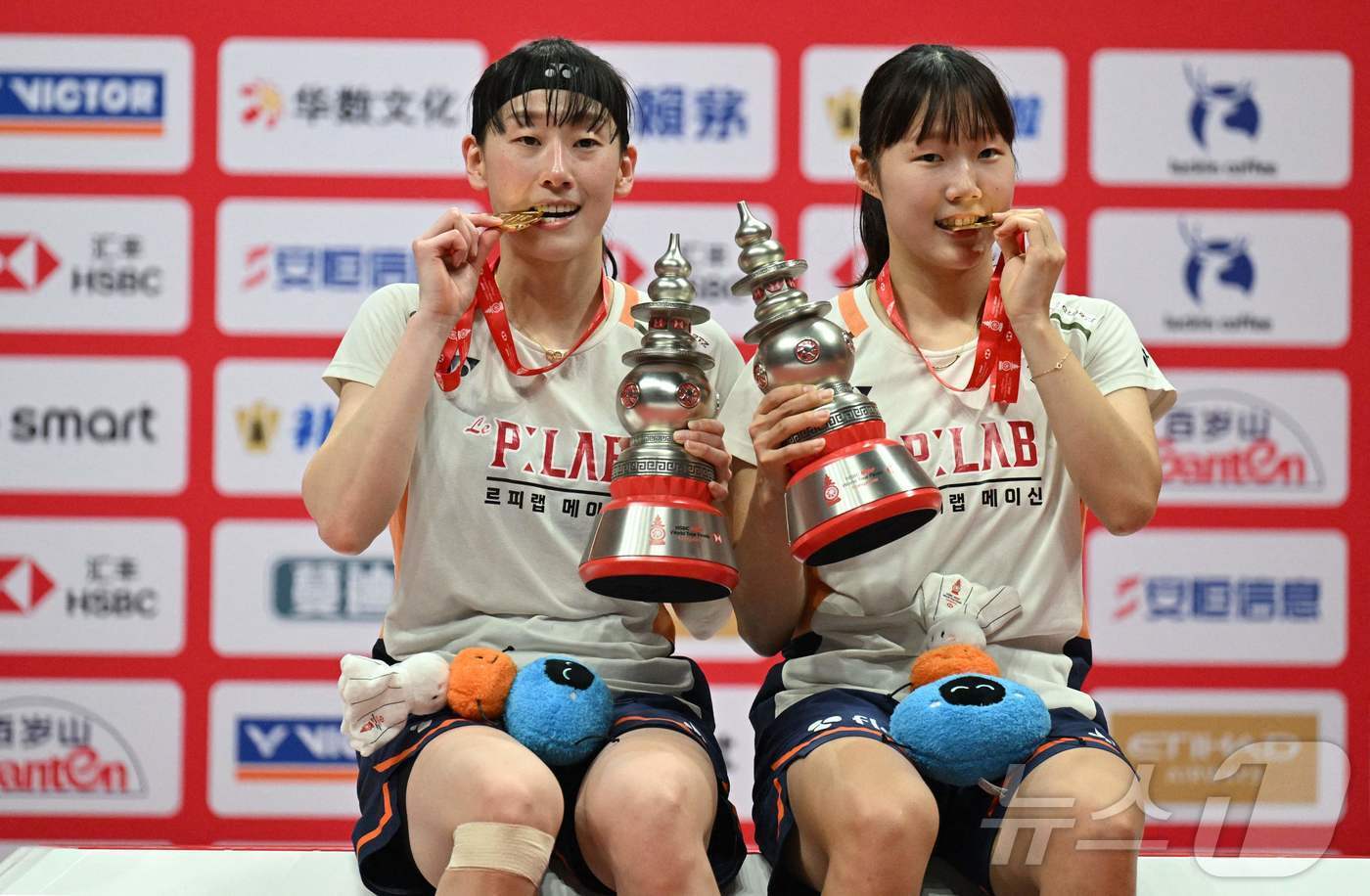 본문 이미지 - 백하나(오른쪽)-이소희가 21일 열린 2025 세계배드민턴연맹(BWF) 월드투어 파이널 여자복식 우승을 차지했다. ⓒ AFP=뉴스1