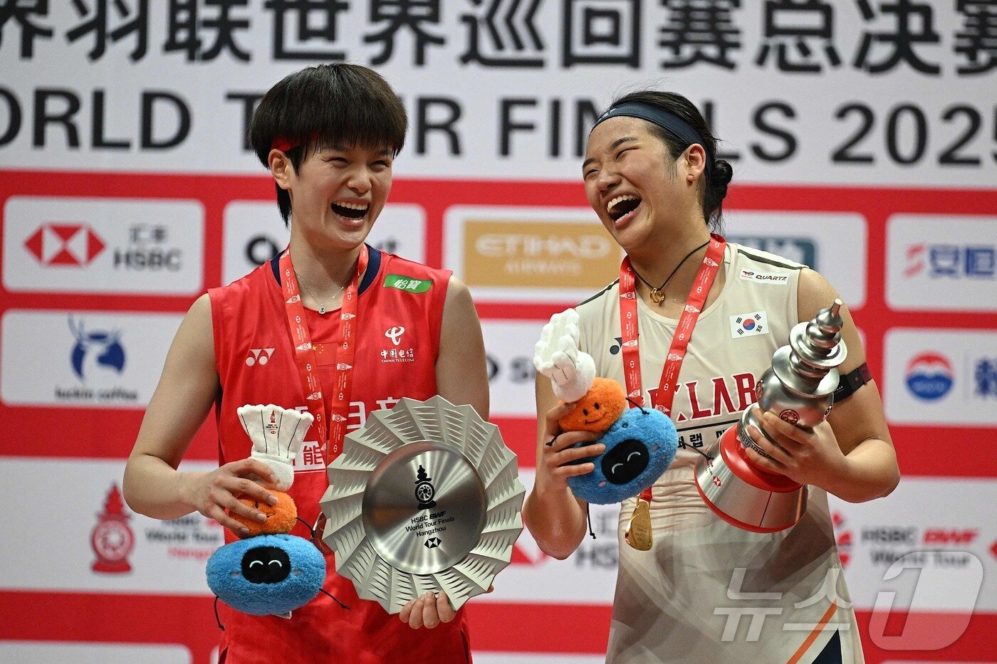 본문 이미지 - 안세영(오른쪽)이 21일 열린 2025 세계배드민턴연맹(BWF) 월드투어 파이널 여자단식 결승에서 우승을 차지한 뒤 기뻐하고 있다. 왼쪽은 결승 상대였던 중국의 왕즈이. ⓒ AFP=뉴스1