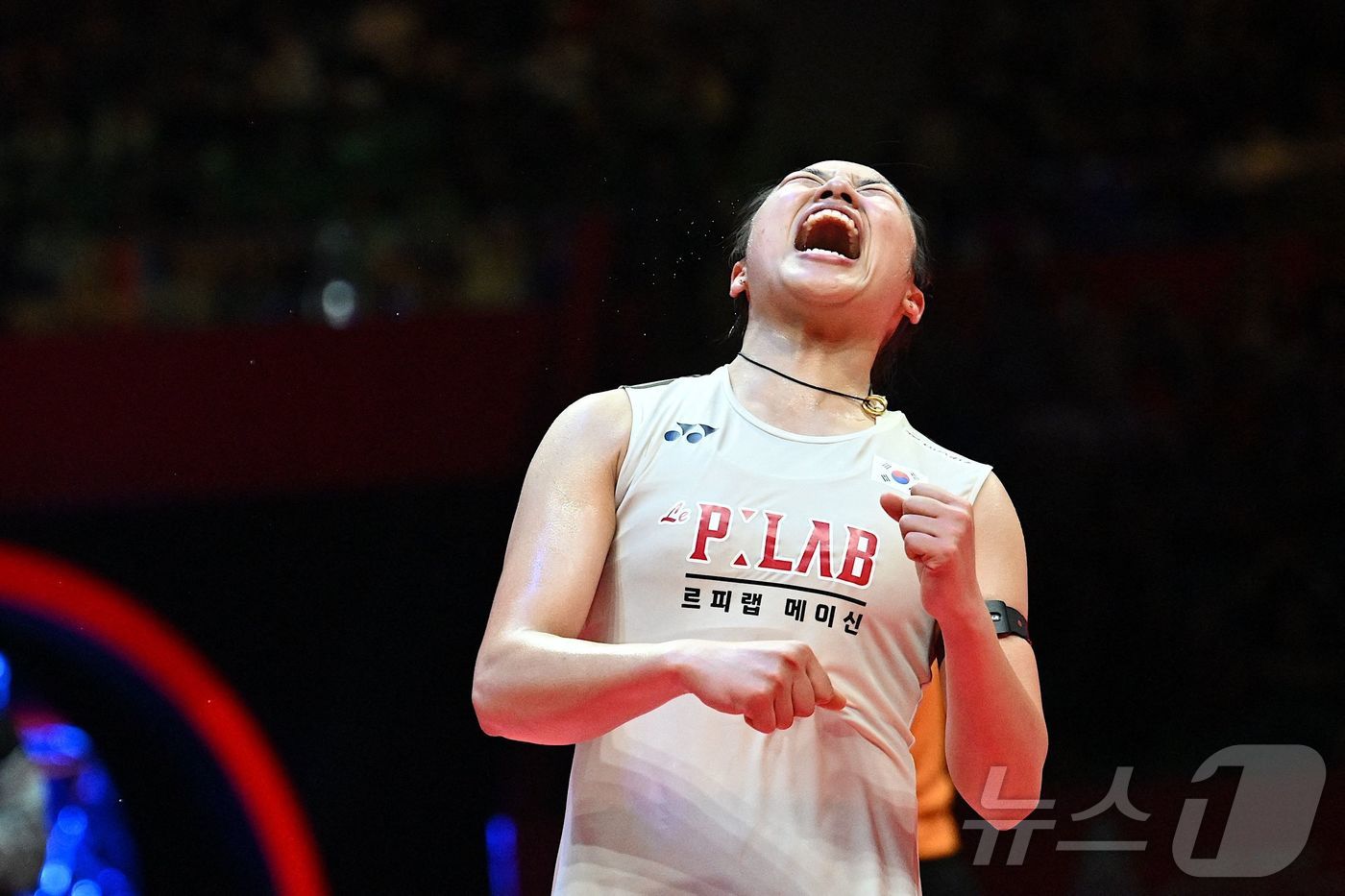 (AFP=뉴스1) 박지혜 기자 = 안세영이 21일 중국 항저우 올림픽스포츠센터 체육관에서 열린 세계배드민턴연맹(BWF) 월드 투어 파이널 여자단식 결승전에서 중국의 왕즈이 꺾은 뒤 …