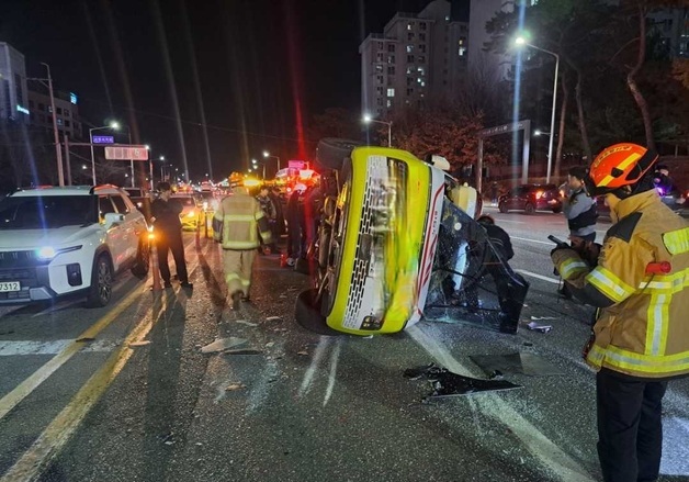 원주서 환자 싣고 이동 하던 구급차 차량 '사고'…5명 병원 이송