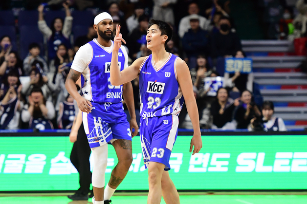 거침없는 KCC, KT 잡고 6연승 질주…공동 2위 도약