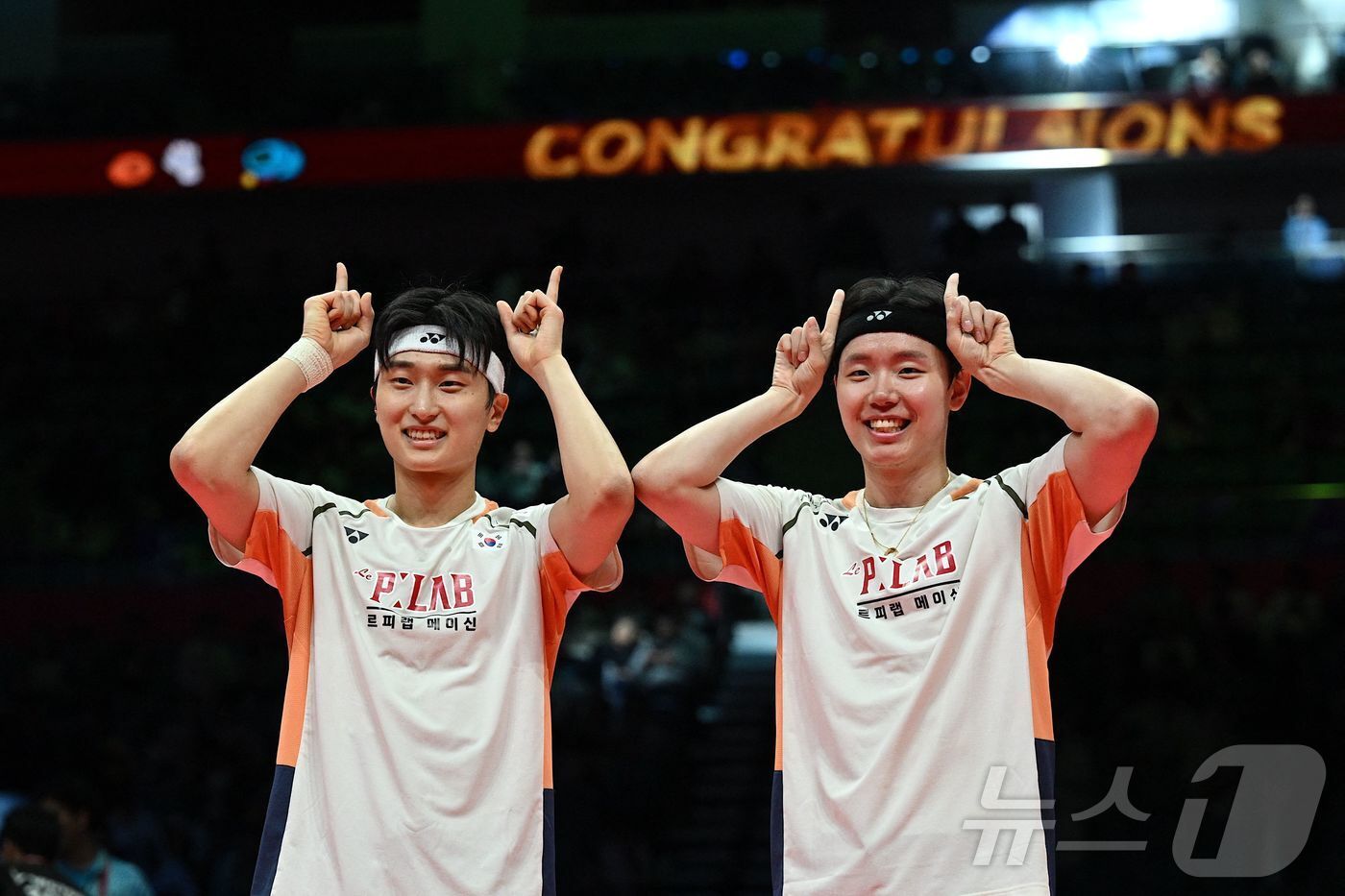 본문 이미지 - 남자복식 서승재(오른쪽)-김원호가  21일 열린 2025 세계배드민턴연맹(BWF) 월드투어 파이널 남자복식 우승을 차지했다. ⓒ AFP=뉴스1