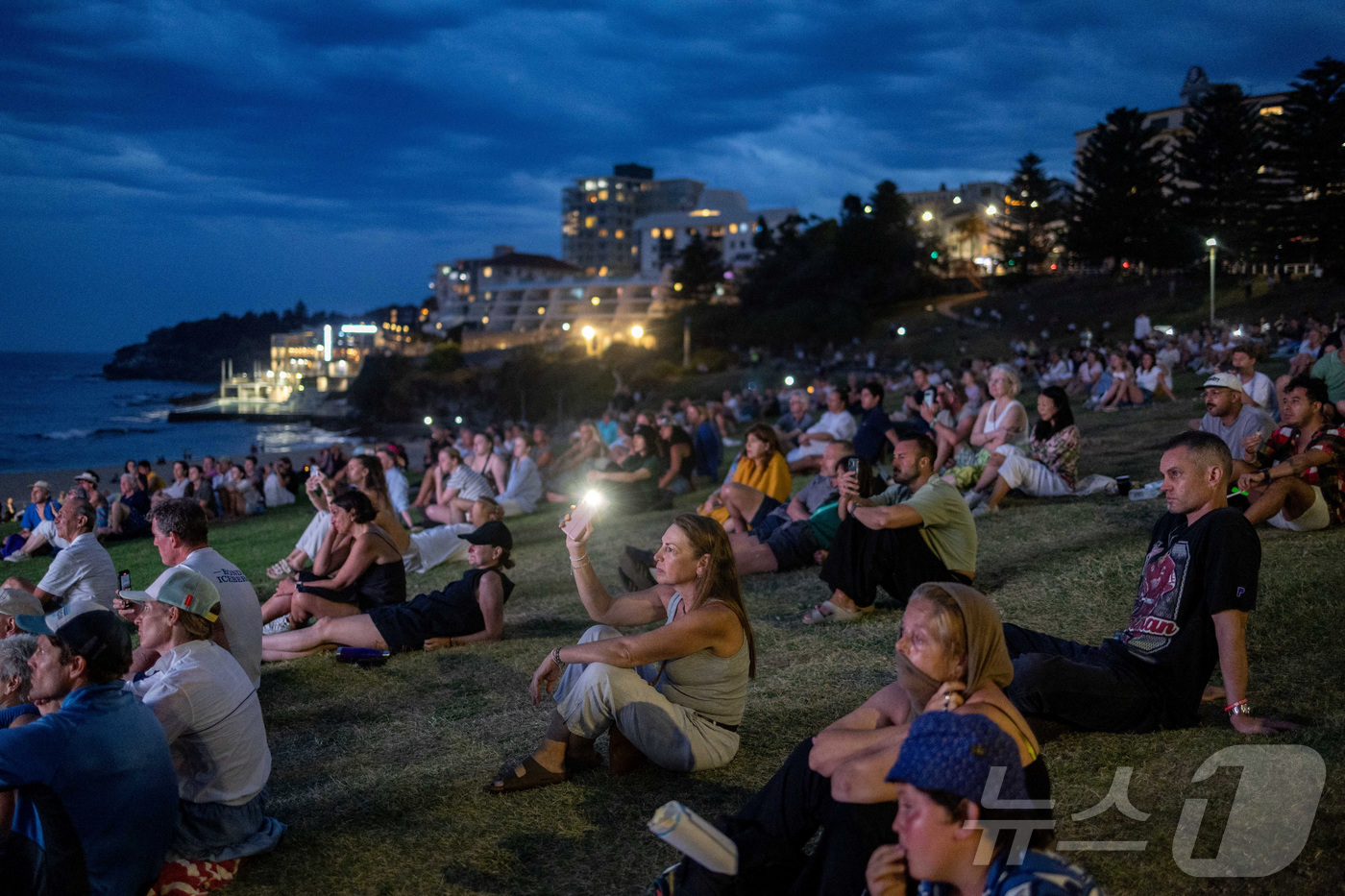 (시드니 로이터=뉴스1) 양은하 기자 = 지난 14일 시드니 본다이비치에서 유대교 하누카 축제 도중 발생한 총기 난사 사건의 희생자와 생존자들을 기리는 추모 집회가 21일(현지시간 …