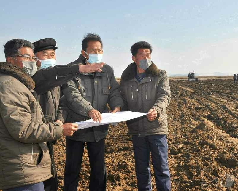 (평양 노동신문=뉴스1) = 북한 노동당 기관지 노동신문은 22일 토지정리돌격대가 지난 5년간 3만 3500여 정보의 토지를 정리하고 대자연 개조 구상 실현을 이뤄냈다고 보도했다. …