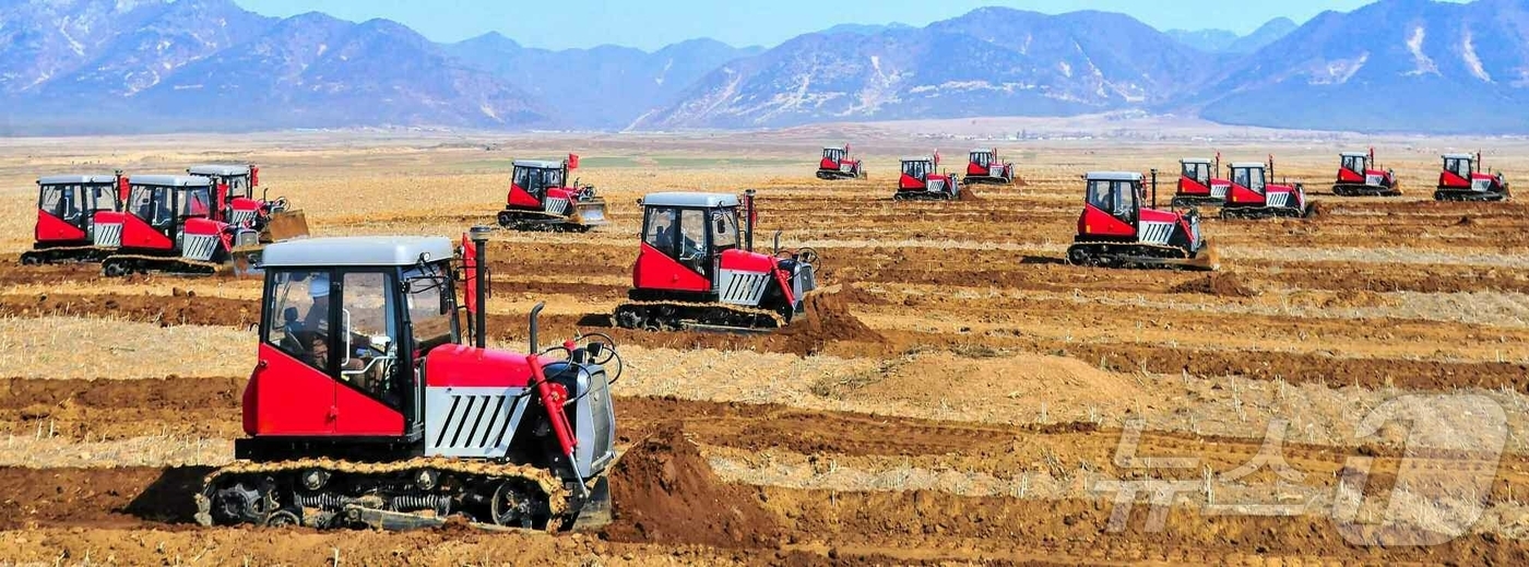 (평양 노동신문=뉴스1) = 북한 노동당 기관지 노동신문은 22일 토지정리돌격대가 지난 5년간 3만 3500여 정보의 토지를 정리하고 대자연 개조 구상 실현을 이뤄냈다고 보도했다. …