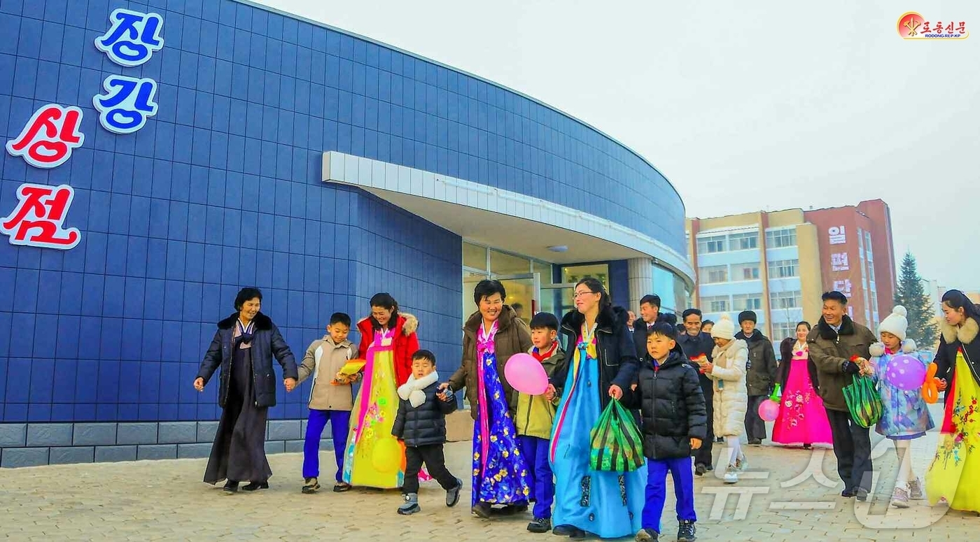 (평양 노동신문=뉴스1) = 북한 노동당 기관지 노동신문은 22일 "각지에 현대적인 지방공업공장들과 종합봉사소, 병원들이 새로 일떠서 연이어 준공하며 지방이 변하고 흥하는 새시대의 …