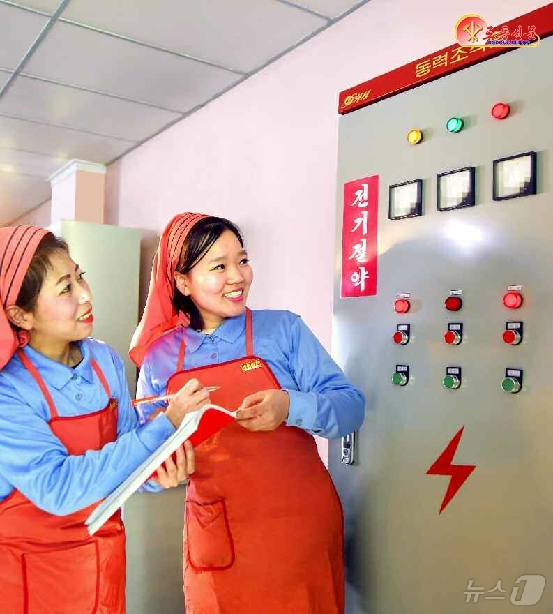 (평양 노동신문=뉴스1) = 북한 노동당 기관지 노동신문은 22일 여명피복공장의 종업원들이 전기절약사업의 주인이라는 의식 아래 전기를 아껴쓰기 위해 노력하고 있다고 보도했다. [국 …