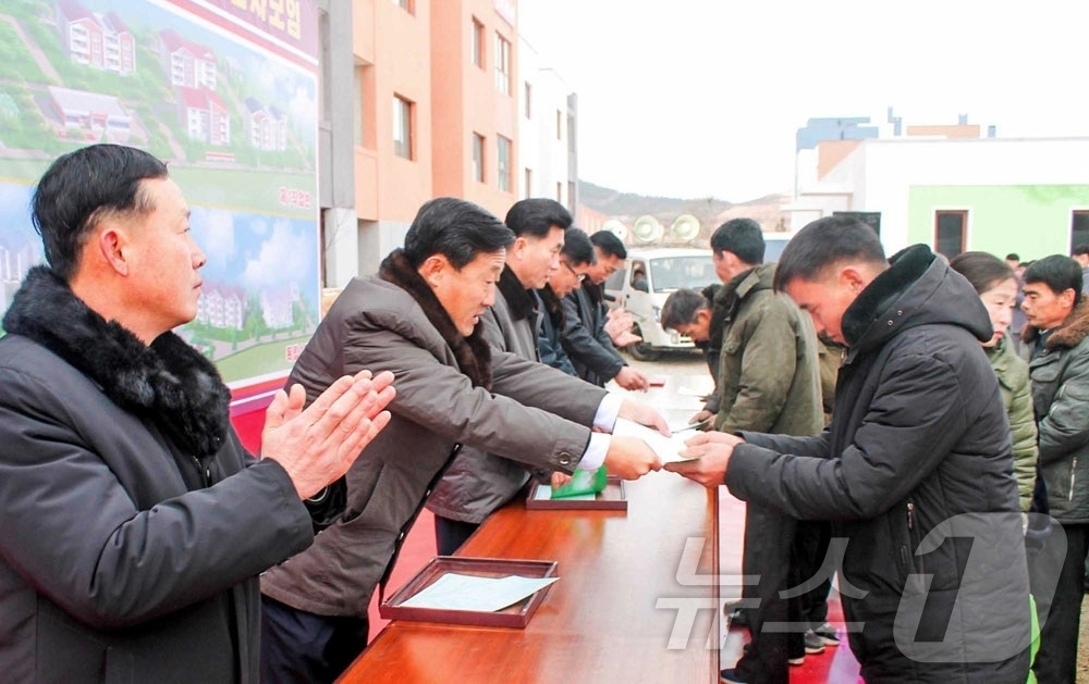 (평양 노동신문=뉴스1) = 북한 노동당 기관지 노동신문은 22일 "해주시 장방농장, 신천군 이목농장에서 살림집입사모임이 진행됐다"고 보도했다. [국내에서만 사용가능. 재배포 금지 …