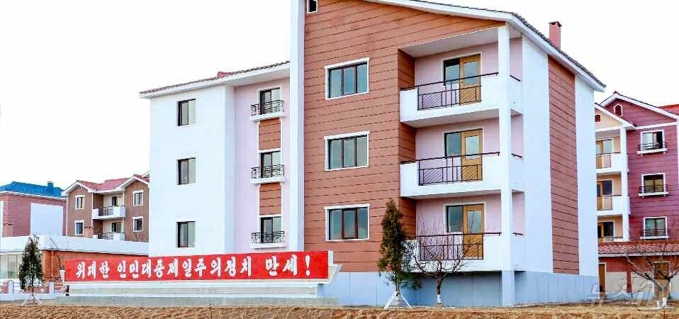 (평양 노동신문=뉴스1) = 북한 노동당 기관지 노동신문은 22일 "해주시 장방농장, 신천군 이목농장에서 살림집입사모임이 진행됐다"고 보도했다. [국내에서만 사용가능. 재배포 금지 …