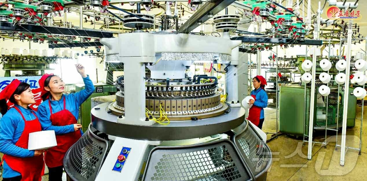 (평양 노동신문=뉴스1) = 북한 노동당 기관지 노동신문은 22일 애국편직물공장이 당 제9차 대회를 높은 노력적 성과로 맞이하기 위해 증산투쟁을 벌리고 있다고 보도했다. [국내에서 …