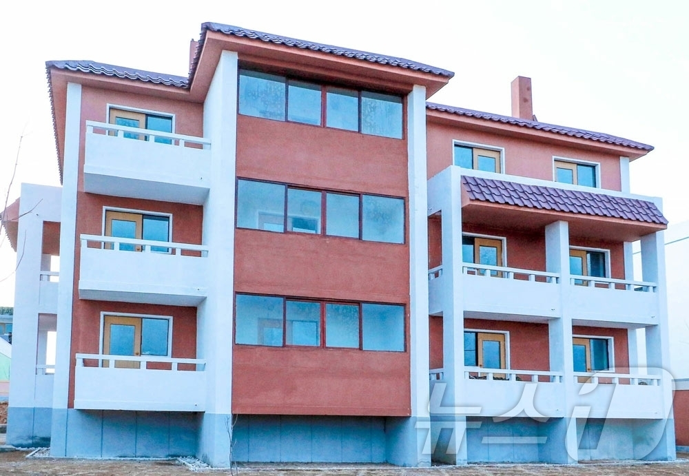 (평양 노동신문=뉴스1) = 북한 노동당 기관지 노동신문은 22일 "해주시 장방농장, 신천군 리목농장에서 살림집입사모임이 진행됐다"고 보도했다. [국내에서만 사용가능. 재배포 금지 …