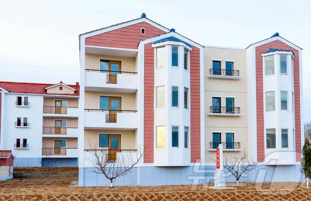 (평양 노동신문=뉴스1) = 북한 노동당 기관지 노동신문은 22일 "해주시 장방농장, 신천군 리목농장에서 살림집입사모임이 진행됐다"고 보도했다. [국내에서만 사용가능. 재배포 금지 …