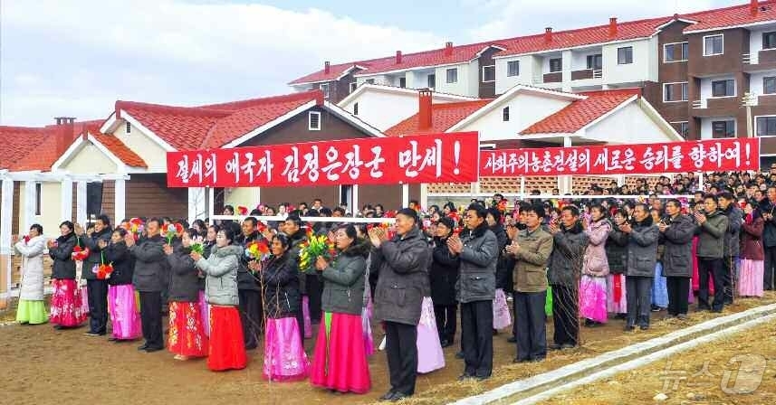 (평양 노동신문=뉴스1) = 북한 노동당 기관지 노동신문은 22일 "해주시 장방농장, 신천군 이목농장에서 살림집입사모임이 진행됐다"고 보도했다. [국내에서만 사용가능. 재배포 금지 …