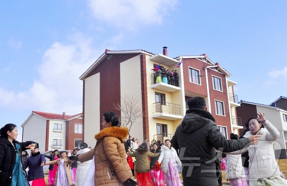 (평양 노동신문=뉴스1) = 북한 노동당 기관지 노동신문은 22일 "해주시 장방농장, 신천군 리목농장에서 살림집입사모임이 진행됐다"고 보도했다. [국내에서만 사용가능. 재배포 금지 …