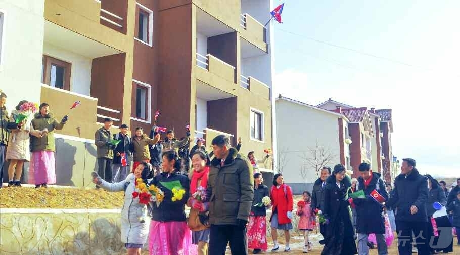 (평양 노동신문=뉴스1) = 북한 노동당 기관지 노동신문은 22일 "해주시 장방농장, 신천군 리목농장에서 살림집입사모임이 진행됐다"고 보도했다. [국내에서만 사용가능. 재배포 금지 …