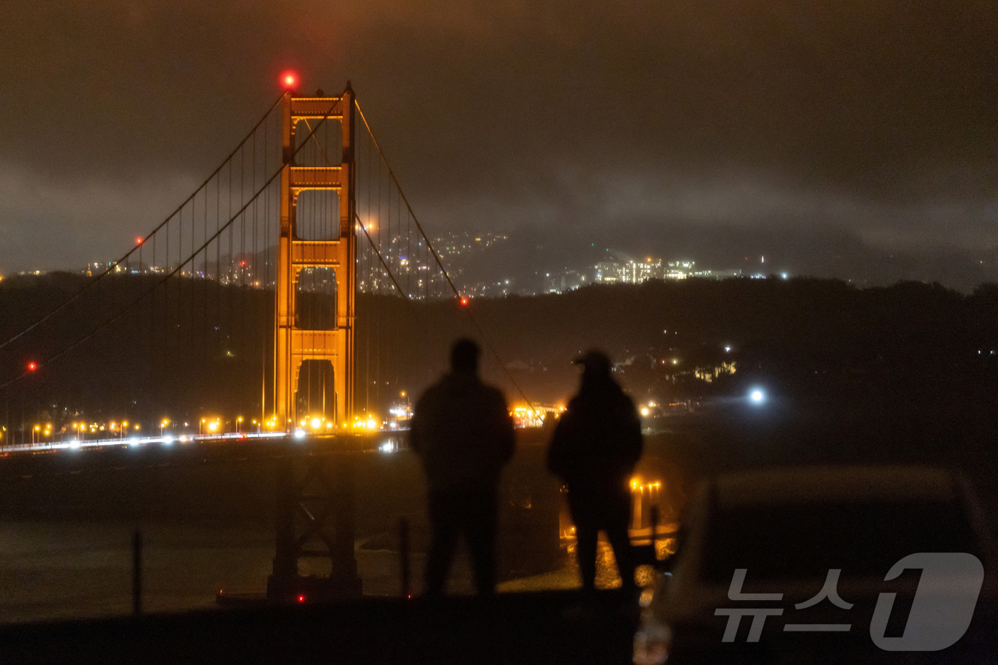 (샌프란시스코 로이터=뉴스1) 류정민 특파원 = 지난 20일(현지시간) 미국 캘리포니아주 샌프란시스코 약 13만 가구에 전력 공급이 중단되는 정전 사태가 발생한 가운데 사람들이 금 …