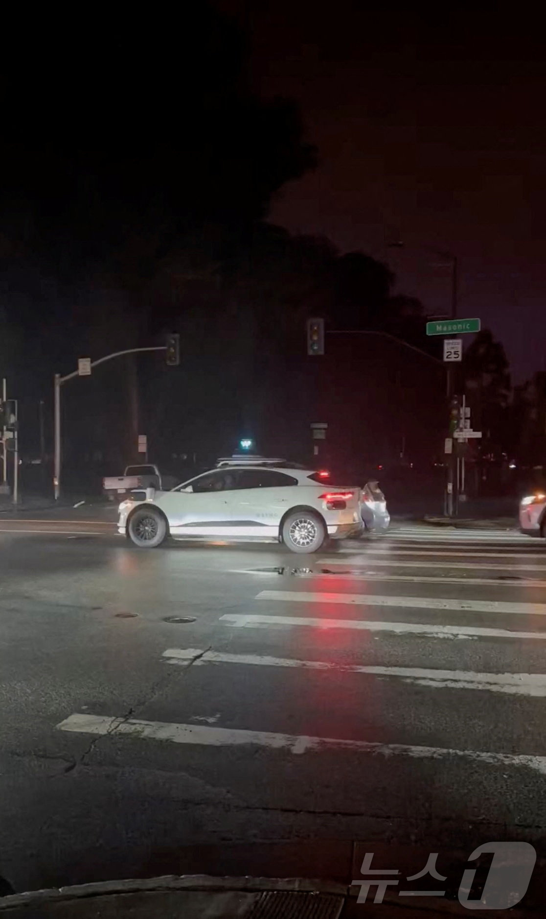 (샌프란시스코 로이터=뉴스1) 류정민 특파원 = 20일(현지시간) 미국 캘리포니아주 샌프란시스코의 한 도로 위에 멈춰선 웨이모 차량. 변전소 화재로 인한 정전 사태로 교통 신호 체 …